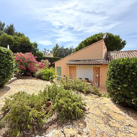 Maison La Pinede Les Lecques Avec Piscine بيت للعطل *